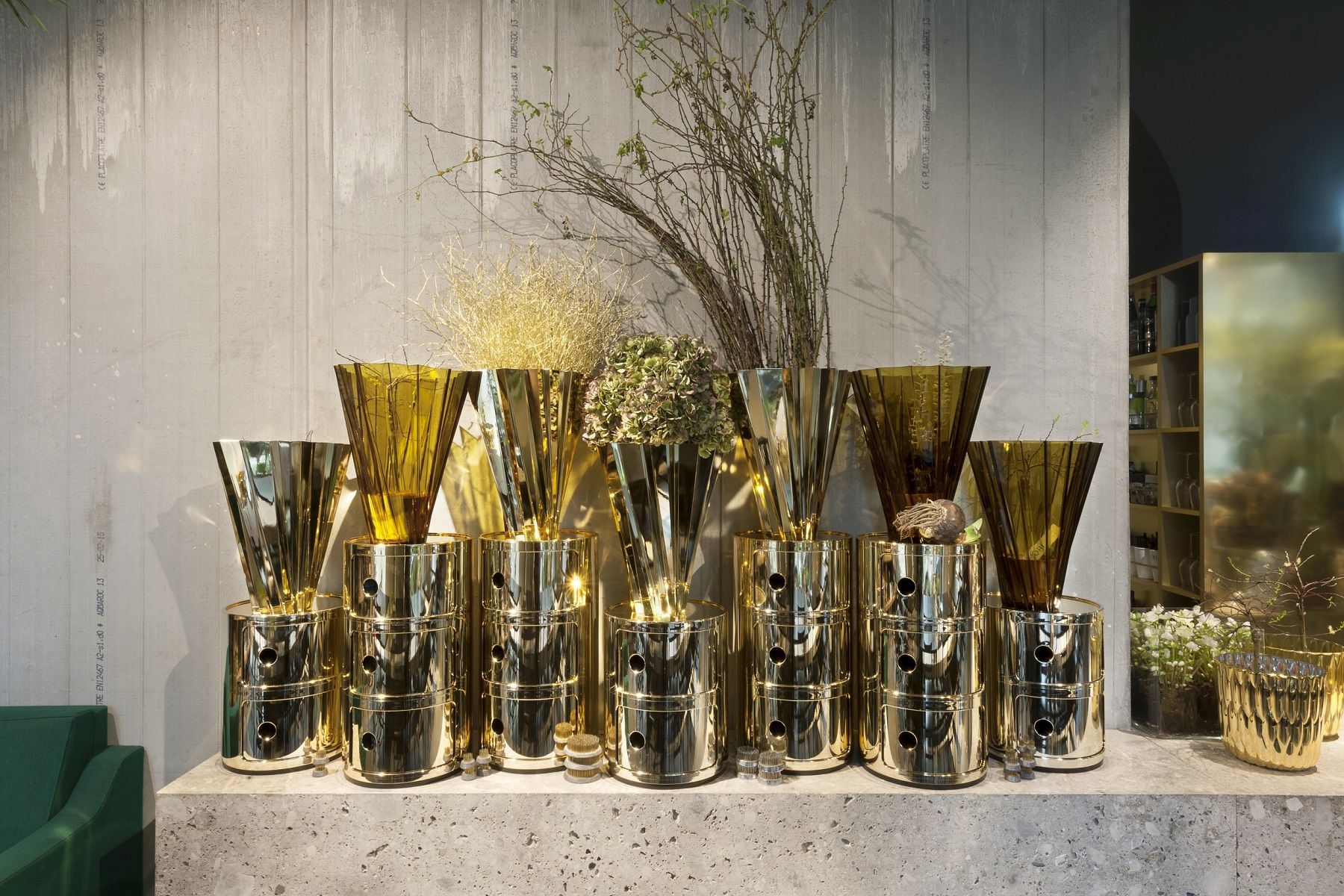 Goldene Componibili 2er Element Container von Kartell, gestapelt und dekoriert mit Vasen und Pflanzen, modernes Wohnaccessoire.