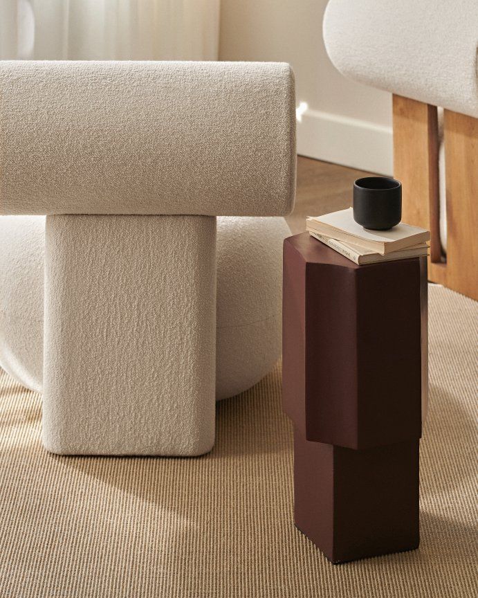 Detailaufnahme: Hippo Lounge Chair Sessel von NORR11, vollgepolstert in hellem Stoff, mit Beistelltisch und Dekoration.