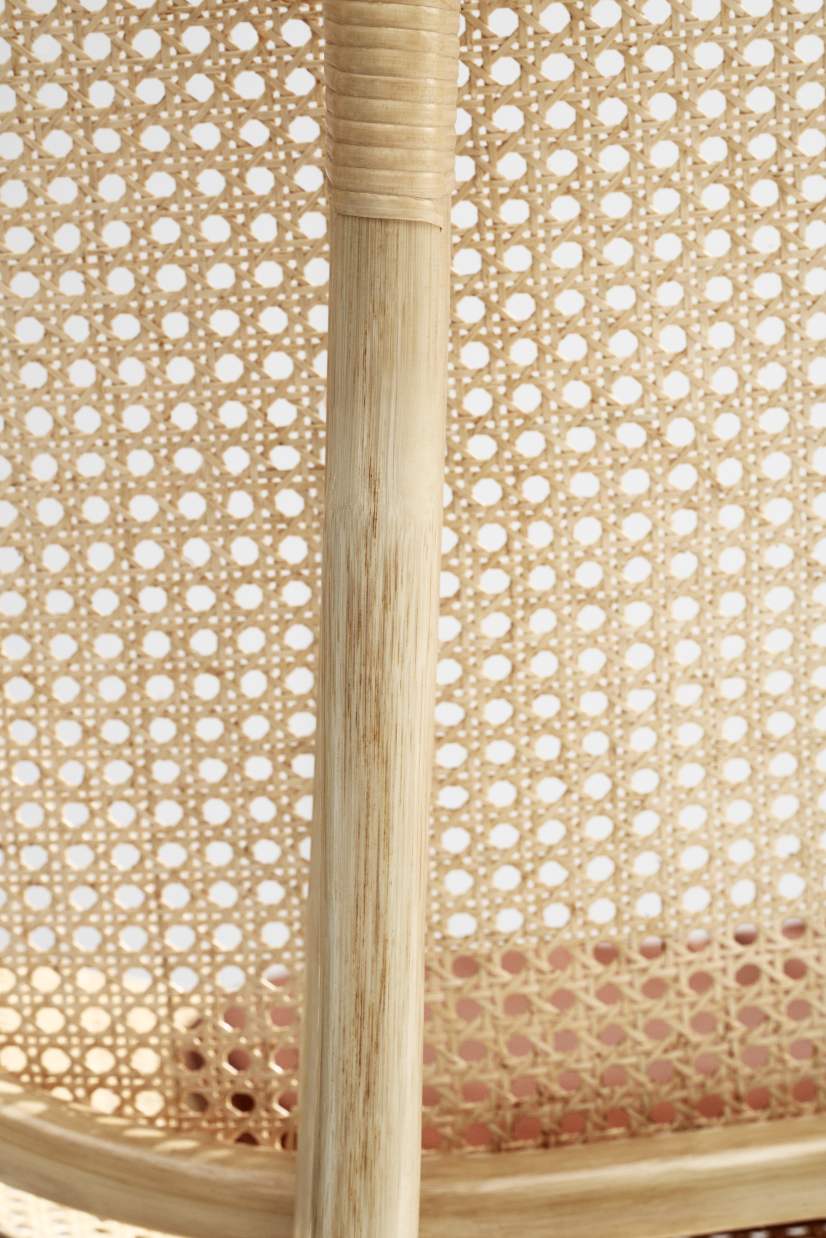 Detailaufnahme des NORR11 Nomad Chair Sessels: Bambusrahmen und filigranes Rattan-Geflecht in natürlicher Optik.
