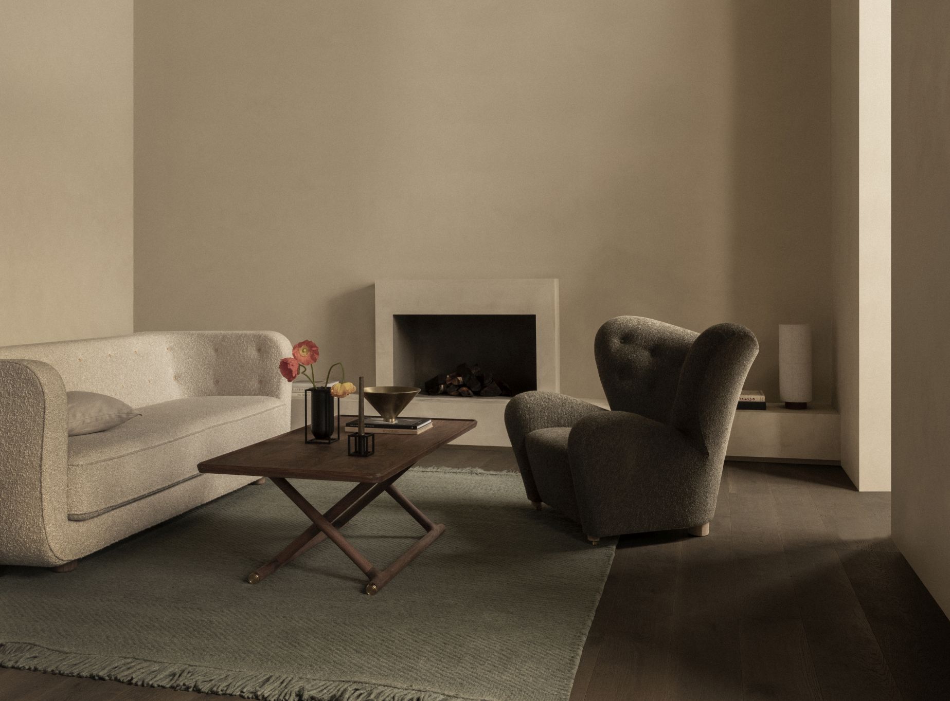 Wohnzimmer-Szene mit Audo Copenhagen Taper Schale auf einem Holztisch, neben Sofa und Sessel.