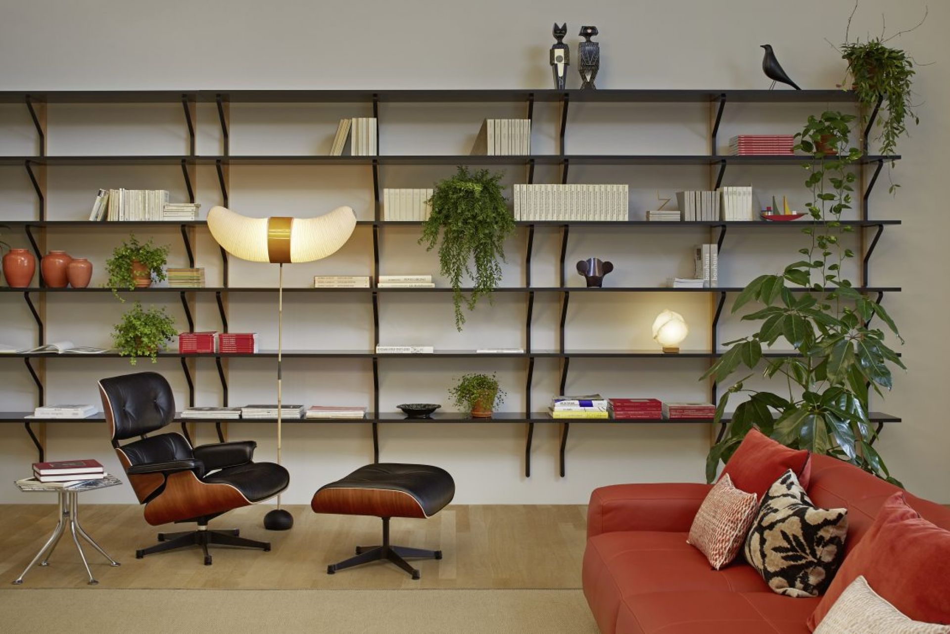 Eames Lounge Chair & Ottoman Armchair Leather Premium Vitra Sides polished black leather premium F black rosewood