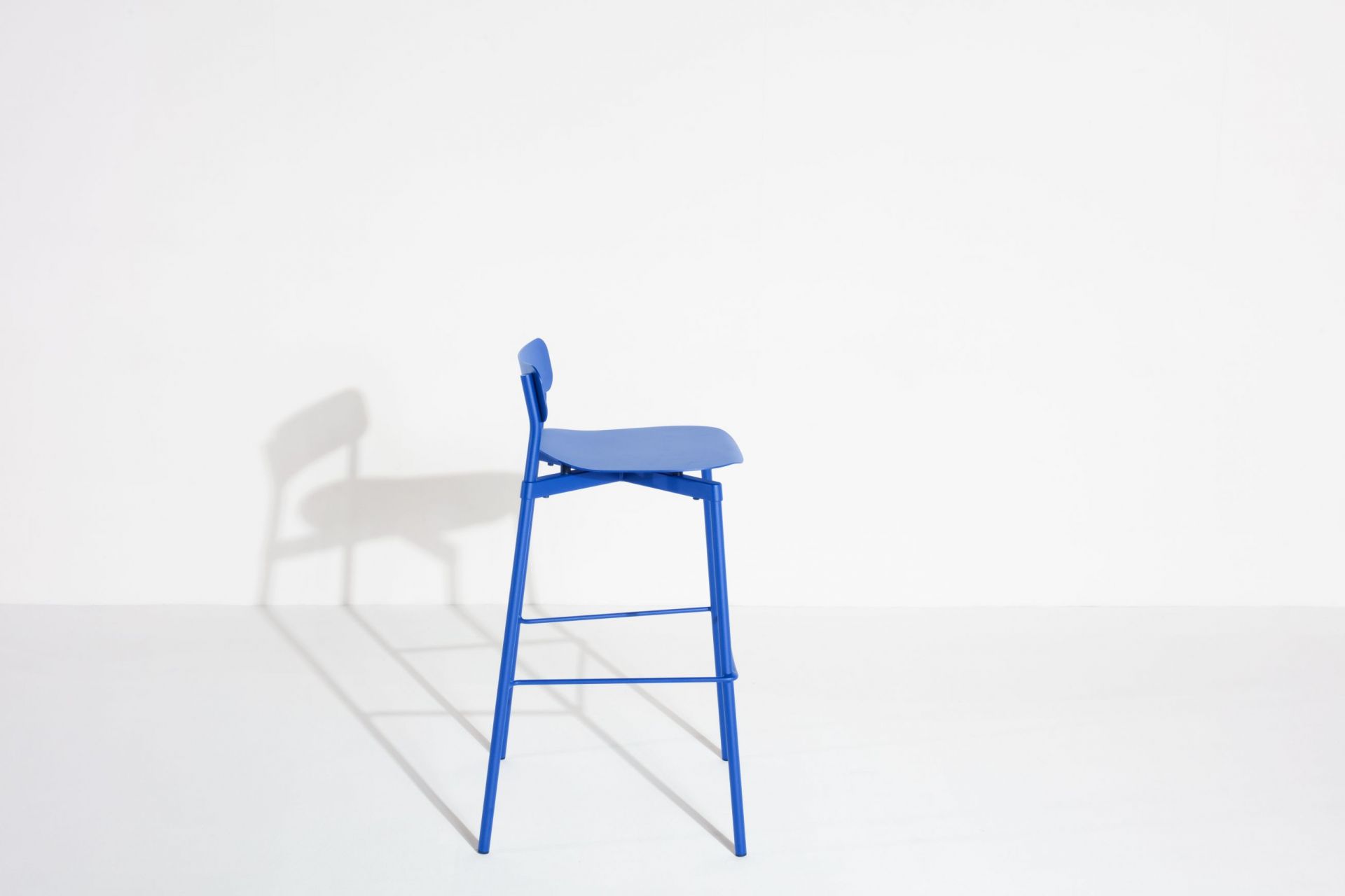 Blauer Fromme Barhocker von Petite Friture, H 75 cm, modernes Design für Küche und Bar.