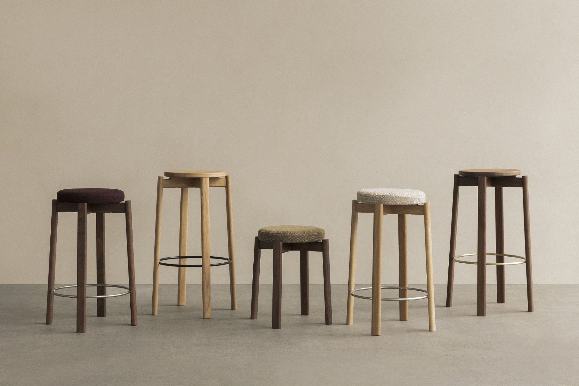 Fünf Audo Copenhagen Passage Bar Stools Barhocker aus Holz in verschiedenen Farben und Höhen.