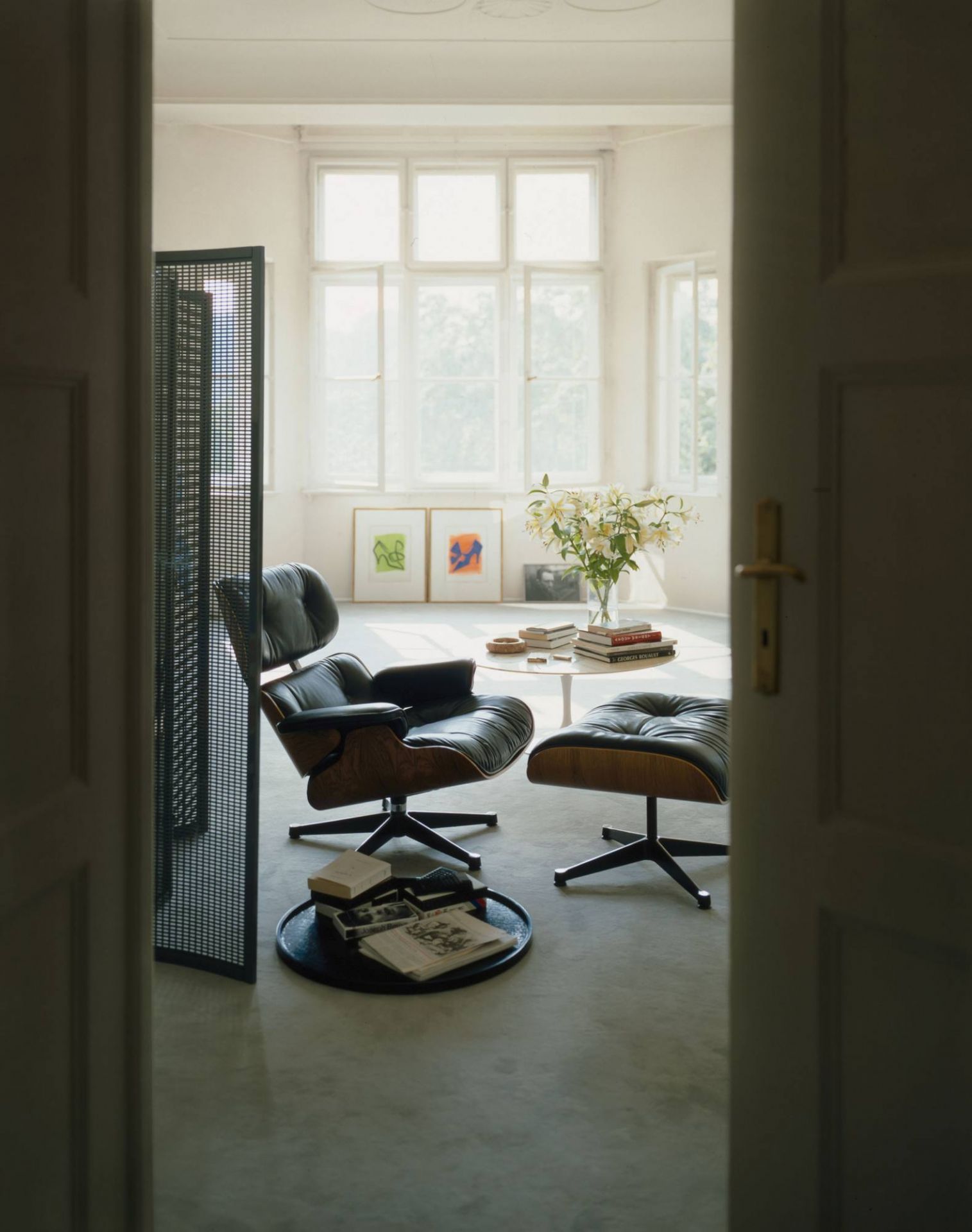 Eames Lounge Chair & Ottoman Armchair Leather Premium Vitra Sides polished black leather premium F black rosewood