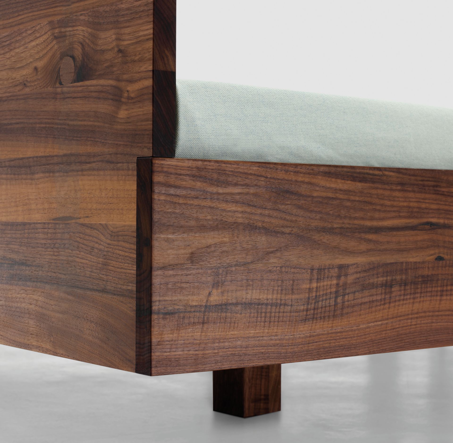 Simple HI 79 - 160 wooden bed american walnut Zeitraum
