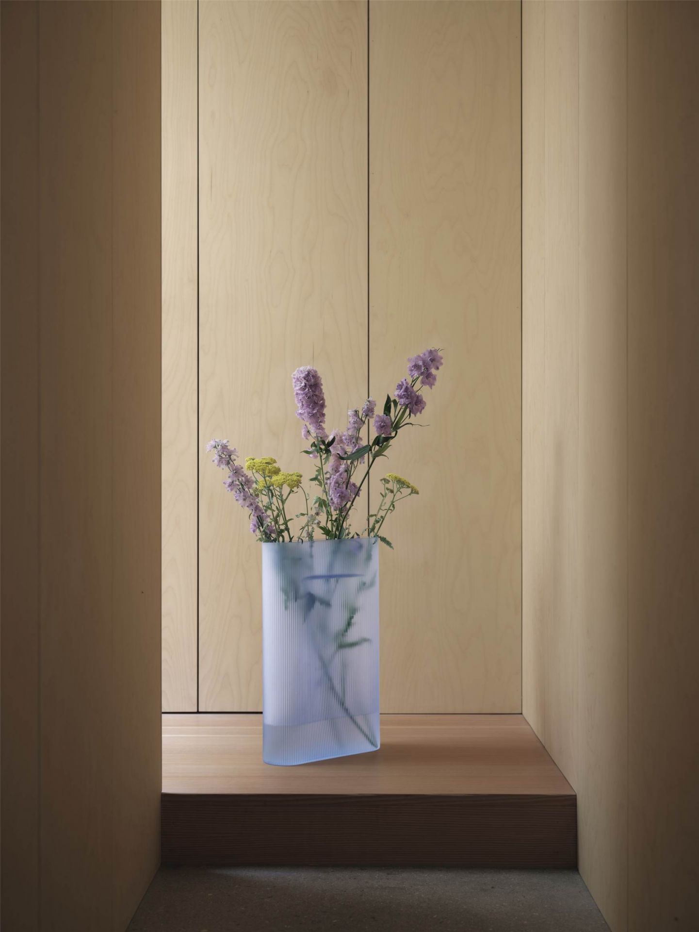 Ridge Vase Muuto Frosted glass Light blue H 35 cm Ridge Vase Muuto Frosted glass Light blue H 35 cm
