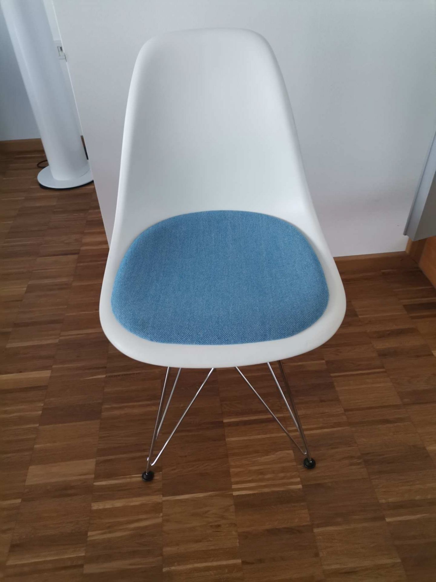 Eames Plastic Side Chair DSR chair with seat cushion Vitra chrome - Hopsak BLUE, WHITE EXHIBITION PIECE (3x available) 