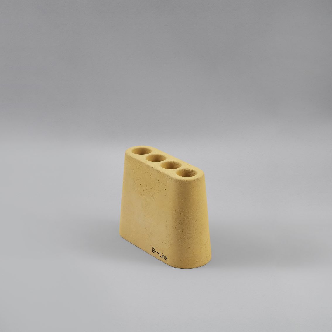 Aki Jr pen holder made of cement B-Line
