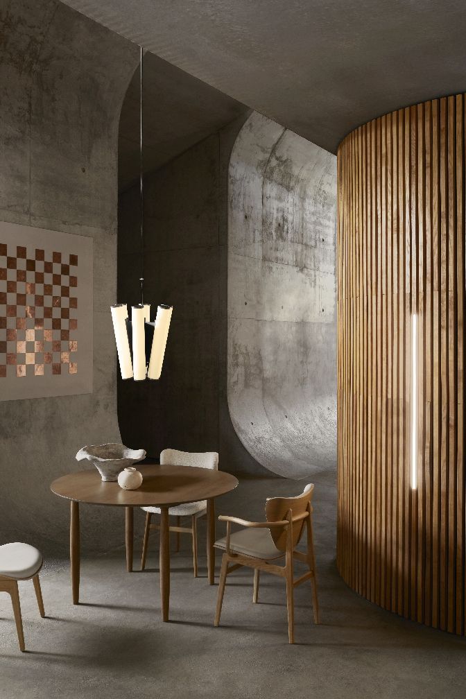 NORR11 Elephant Dining Armchair Armlehnenstuhl aus Holz am Esstisch in modernem Interieur.