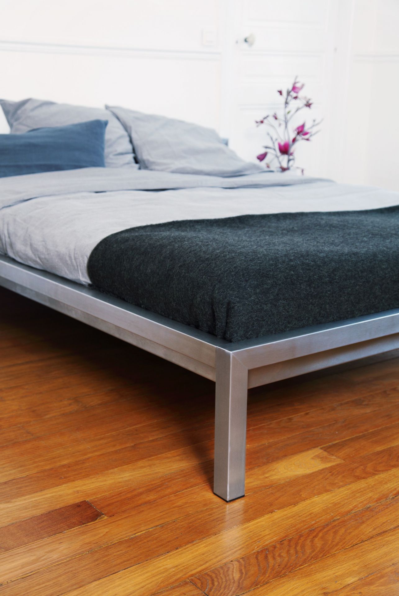 Pure stainless steel bed H 666 VA 160 x 200 cm Hans Hansen