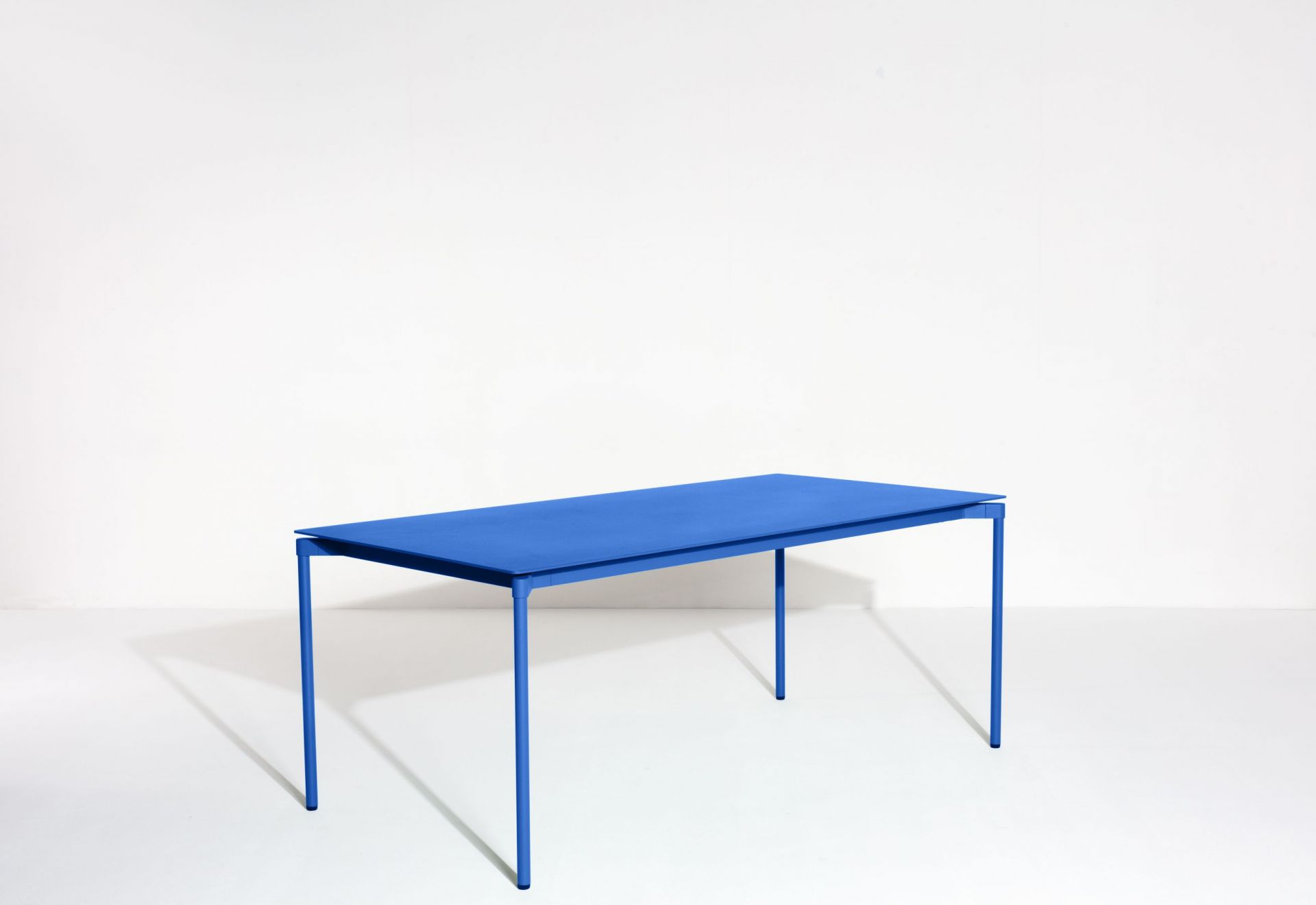 Blauer Fromme Esstisch von Petite Friture: Rechteckiger Tisch mit minimalistischem Design für Esszimmer und Küche.