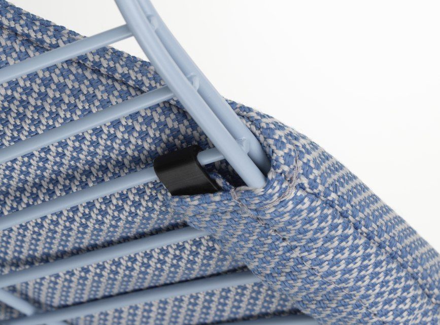 Detailaufnahme des Vitra Wire Chair Bikini Outdoor mit blau-weiß gemustertem Bezug und hellblauem Drahtgestell.