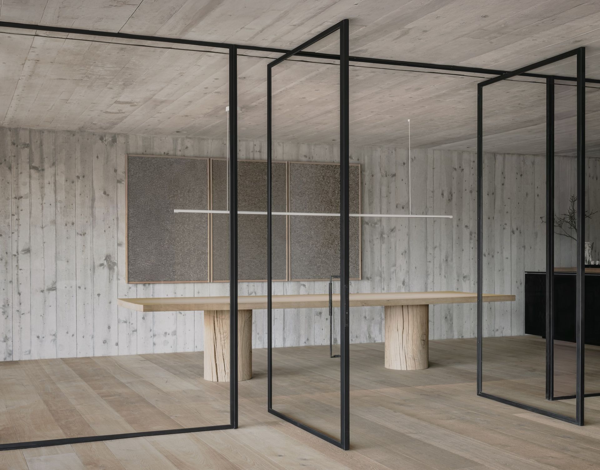 Moderne w181 S2 Linier Pro Pendelleuchte von wästberg über Esstisch in minimalistischem Interieur.