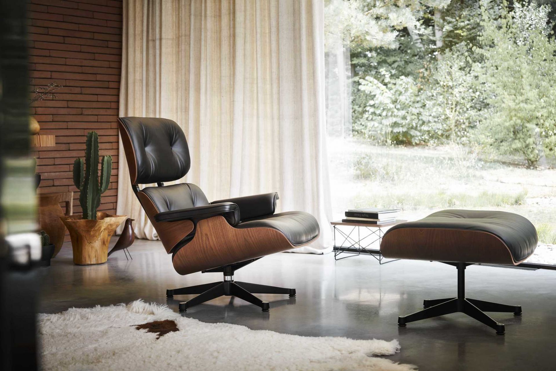 Eames Lounge Chair & Ottoman Armchair Leather Premium Vitra Sides polished black leather premium F black rosewood