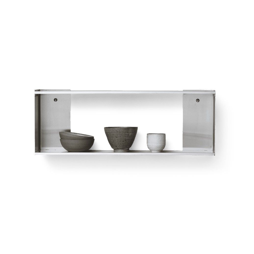 Taper Wandregal klein von Form & Refine mit Schalen und Tassen dekoriert, modernes Design.