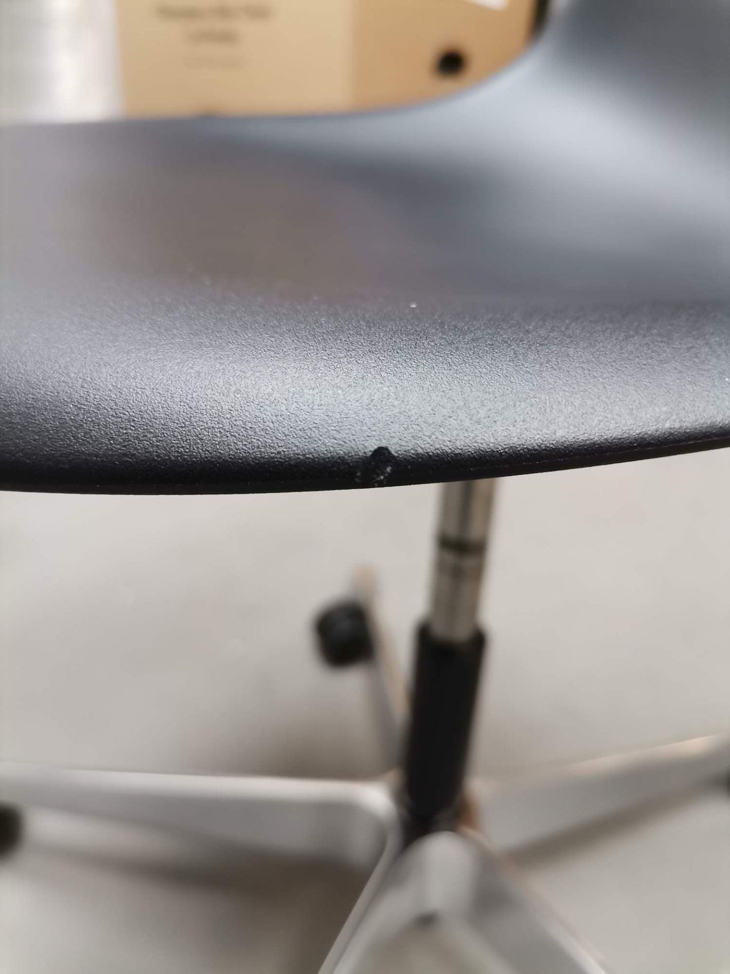 Eames Plastic Side Chair PSCC swivel chair BLACK / POLISHED Vitra IMPERFECT ITEMS