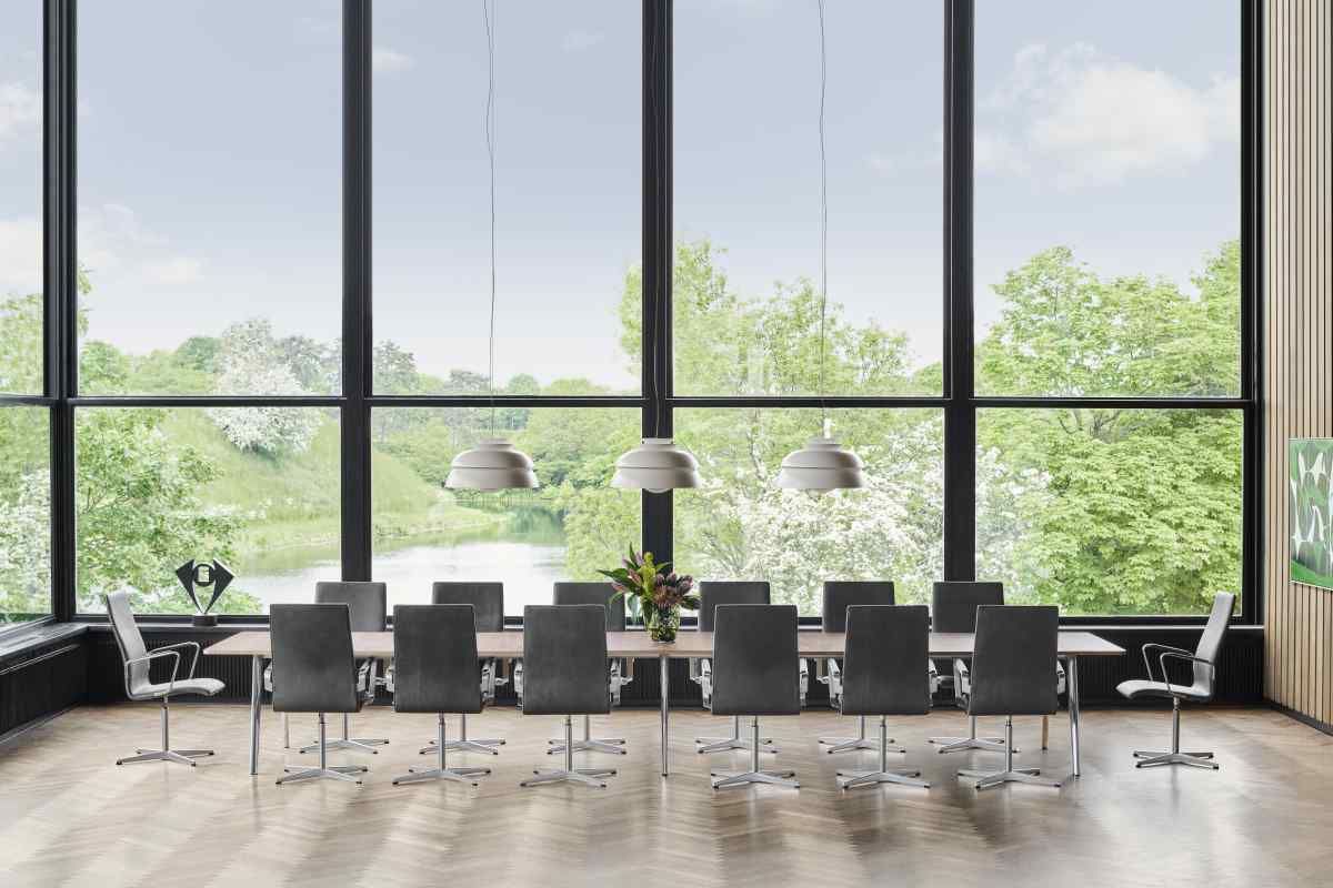 Pluralis table Fritz Hansen