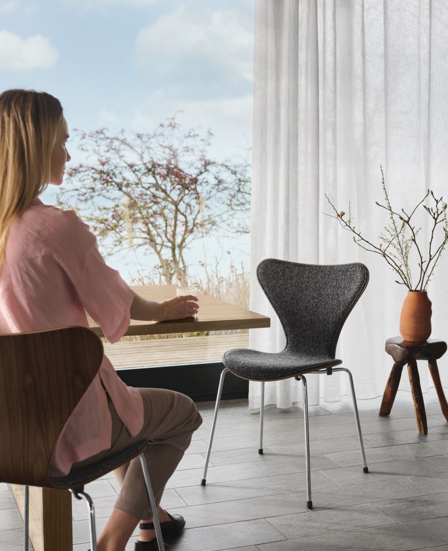 Seven / Series Chair 3107 Fritz Hansen anniversary model