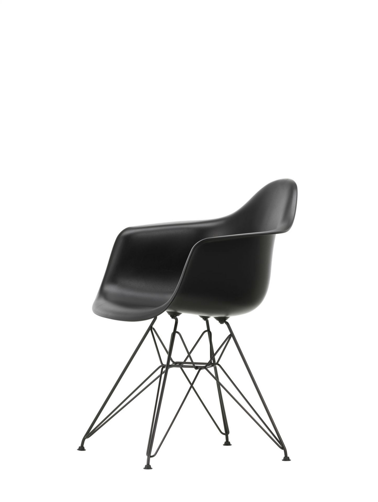 Schwarzer Eames Plastic Arm Chair DAR Stuhl von Vitra mit verchromtem Gestell, Seitenansicht. Designklassiker für Wohnzimmer und Büro.