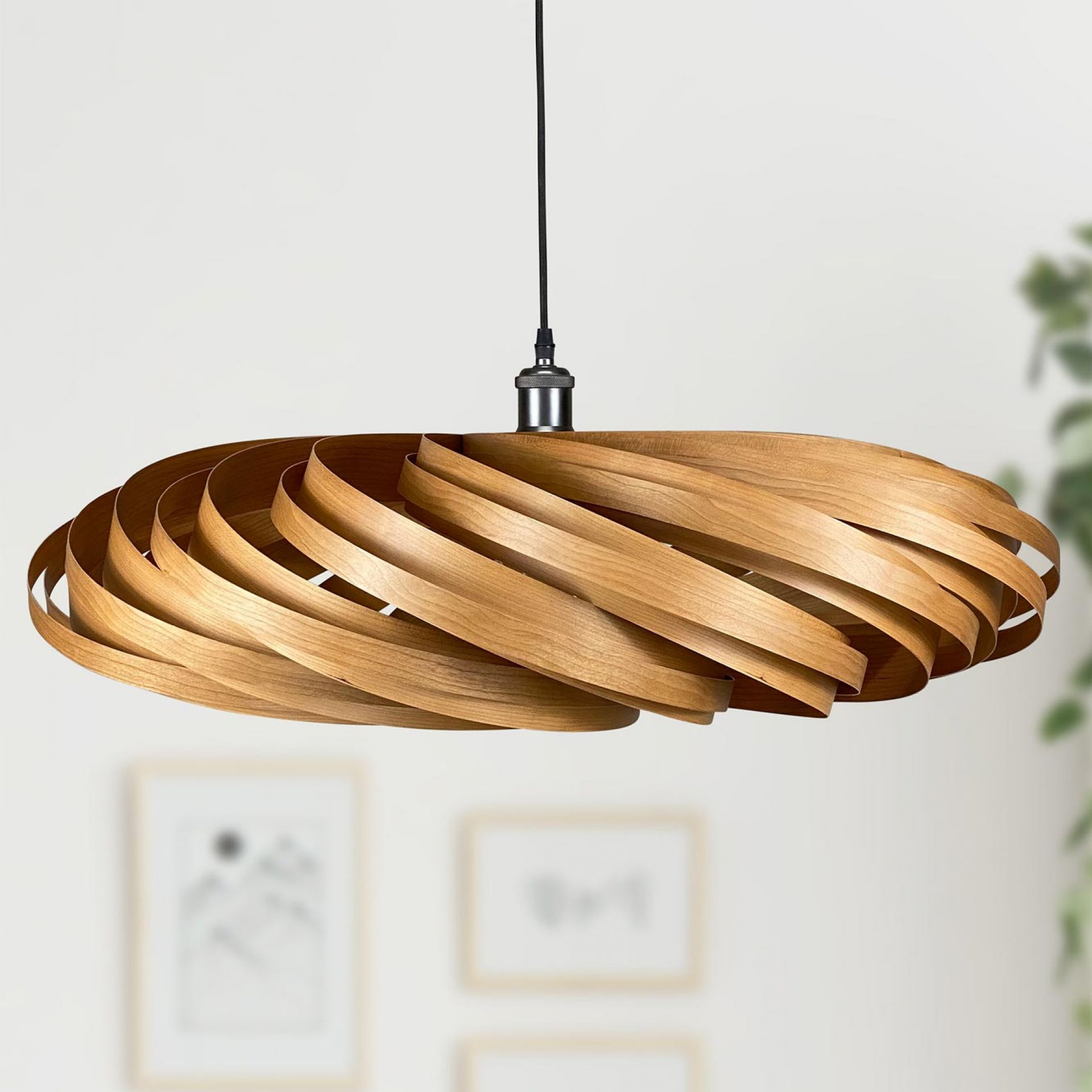 Veneria Hängeleuchte aus Kirschbaumholz, spiralförmiges Design, moderne Pendelleuchte für Wohnzimmer und Essbereich.