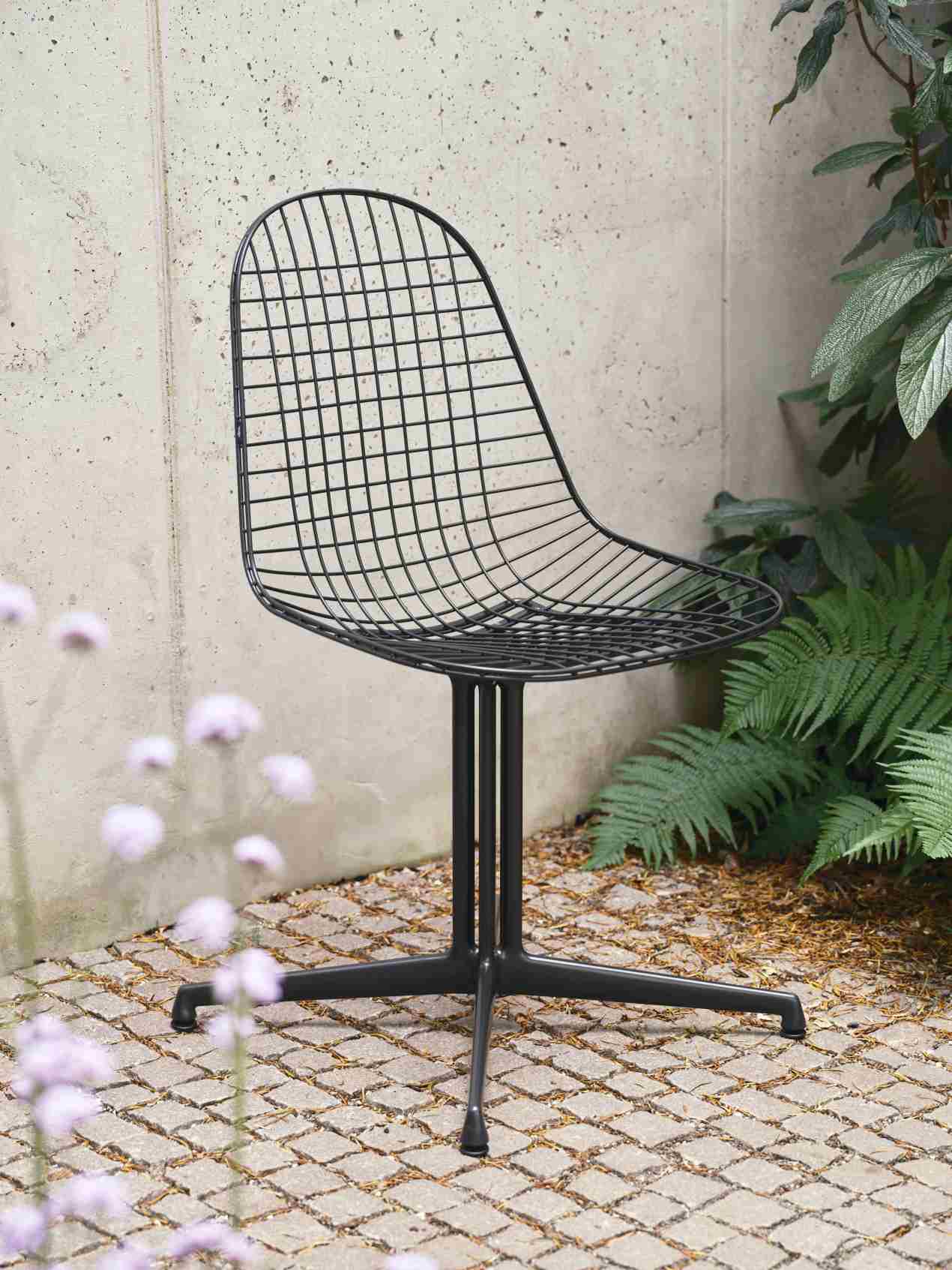Schwarzer DKL Wire Chair Stuhl von Vitra, ungepolstert, mit filigranem Drahtgestell und vierbeinigem Untergestell.