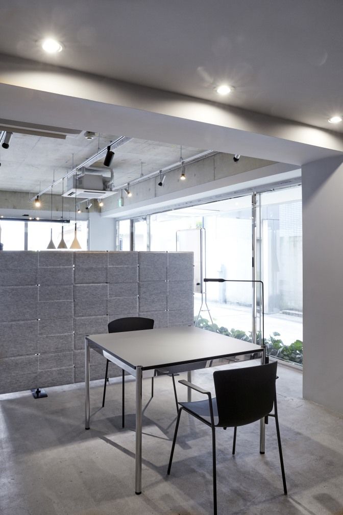USM Haller Privacy Panels als Raumteiler im Büro mit Tisch und Stühlen.
