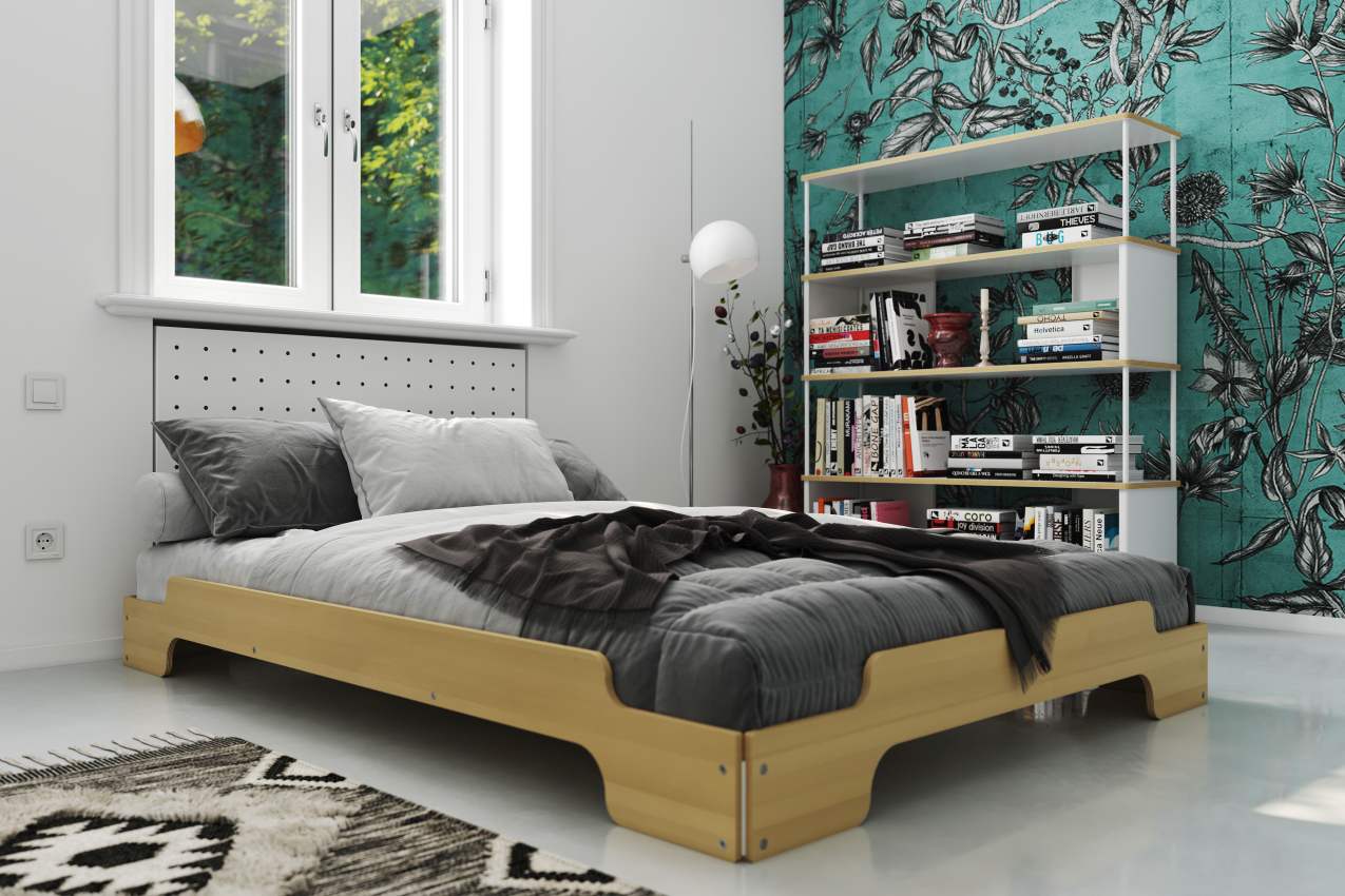 Stapelliege Komfort von Müller Möbelwerkstätten, Einzelstück aus hellem Holz mit grauer Bettwäsche im Schlafzimmer.