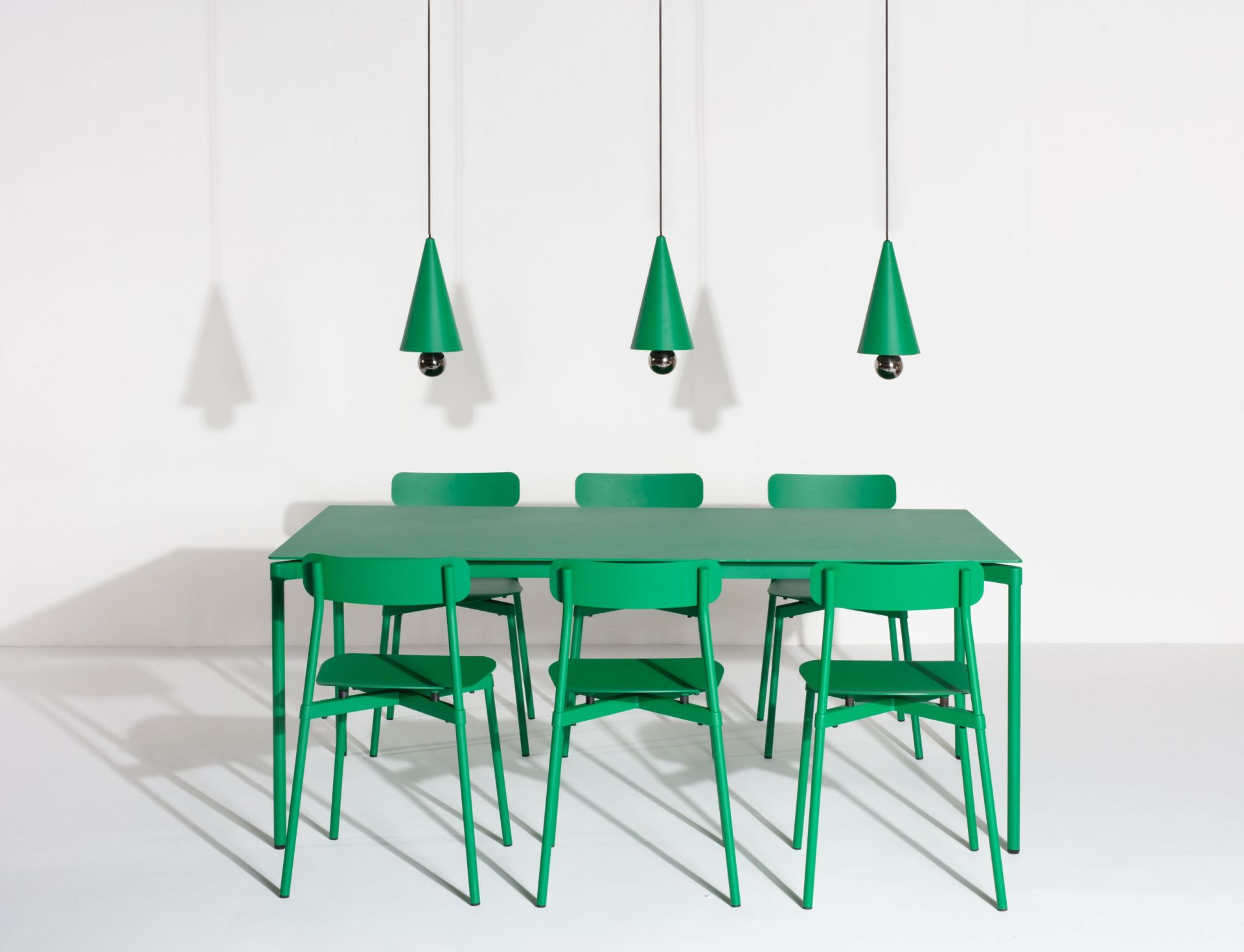 Esstisch mit drei Cherry Pendant Pendelleuchten in Mintgrün von Petite Friture.