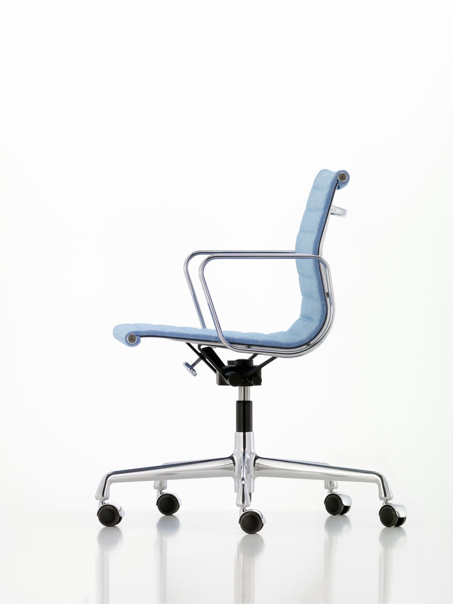 Aluminum Chair EA 118 / EA118 Chair Leather Premium Nero Vitra
