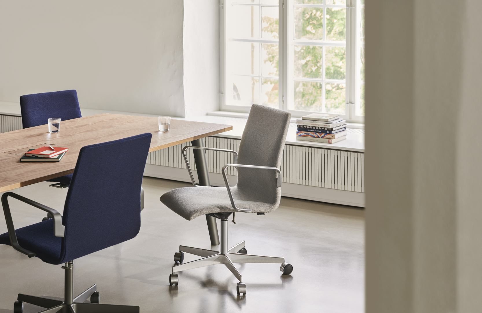Pluralis table Fritz Hansen