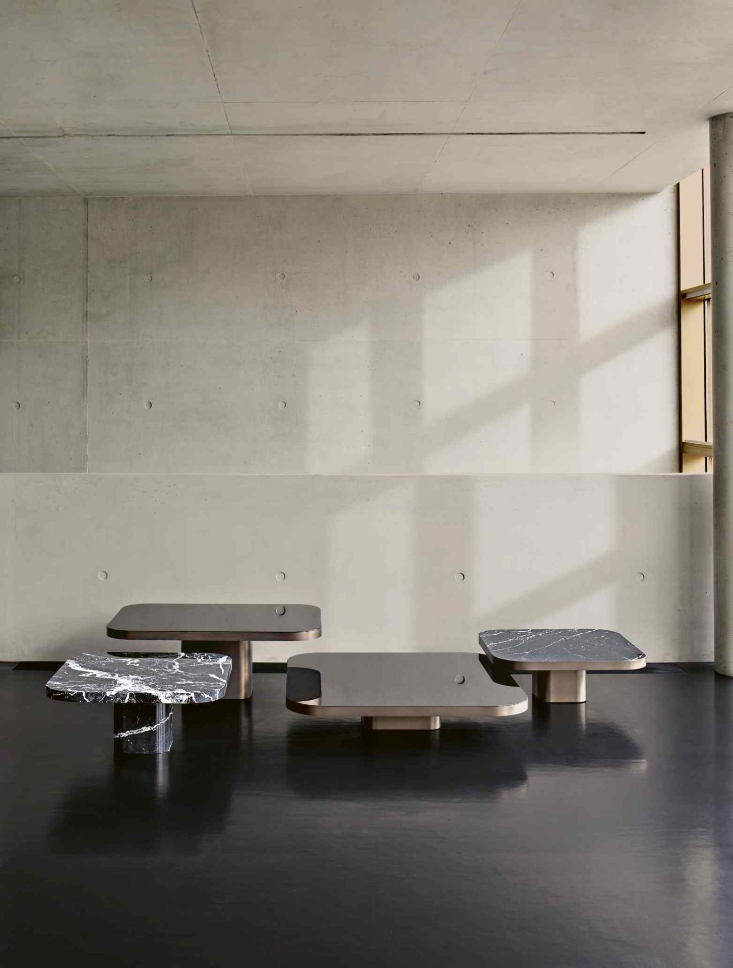 ClassiCon Bow Coffee Table No. 4: Vier moderne Couchtische aus Marmor und Metall in minimalistischem Raum.