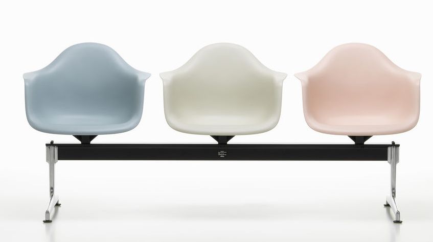 Eames Plastic Armchair RE on traverse Vitra