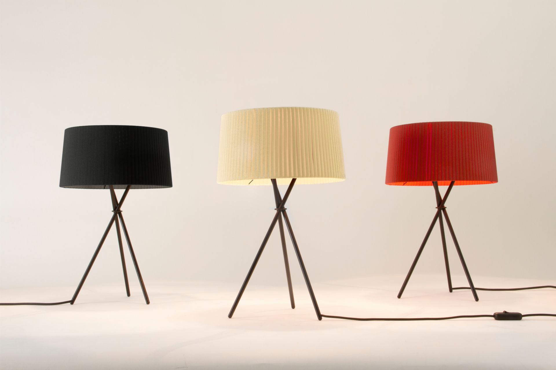 Tripode M3 table lamp black Santa &amp; Cole 