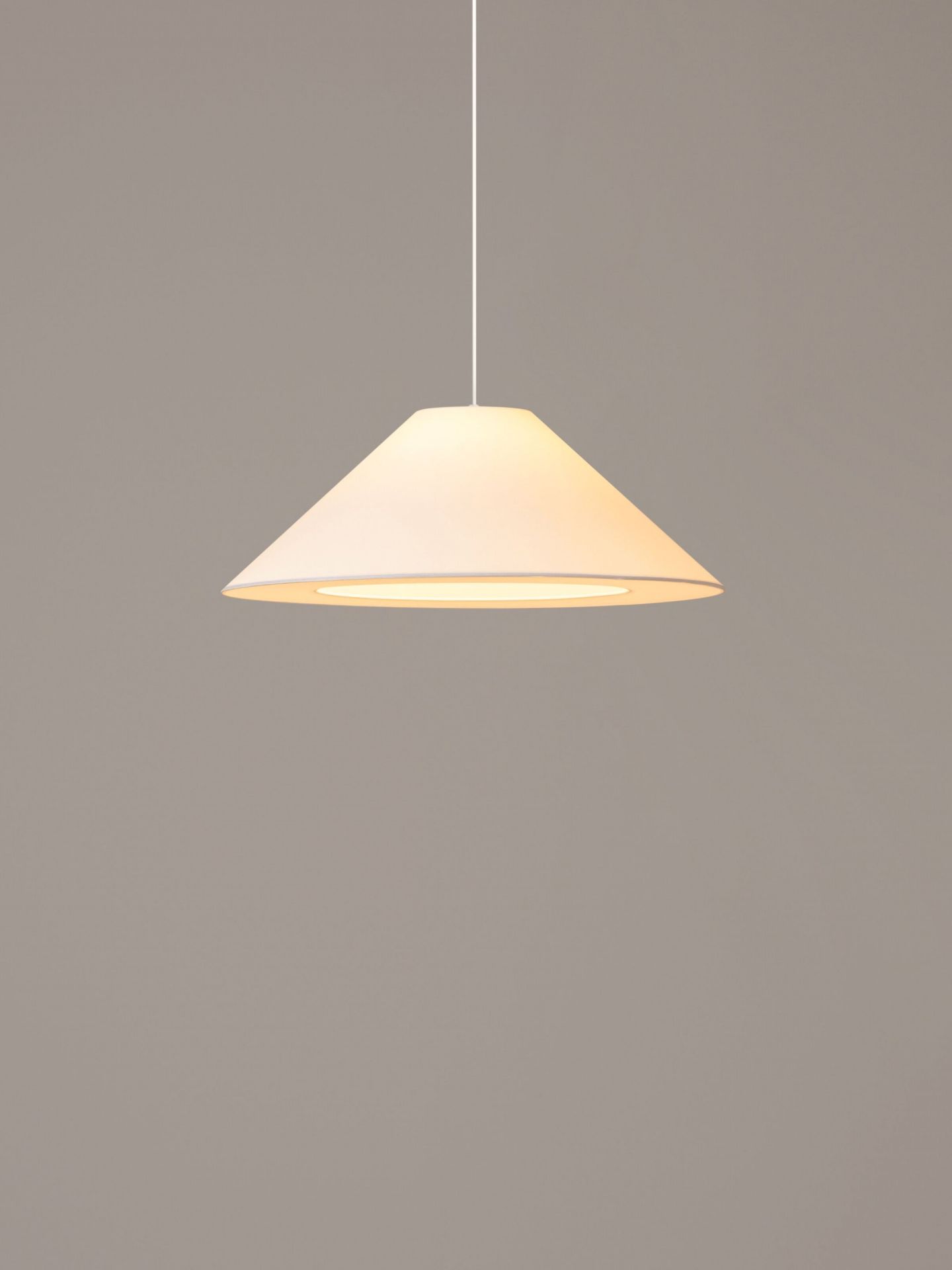 Sísísí cónicas planas MT5 Suspension lamp Ø64cm white Santa & Cole