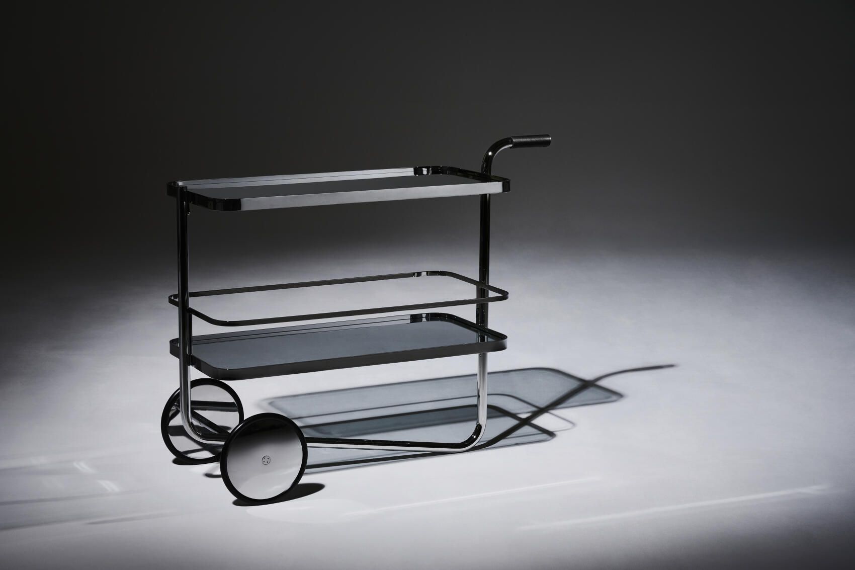 Schwarzer Thonet S 179 Barwagen mit drei Glasablagen und Griff, modernes Möbeldesign für Wohnzimmer und Bar.