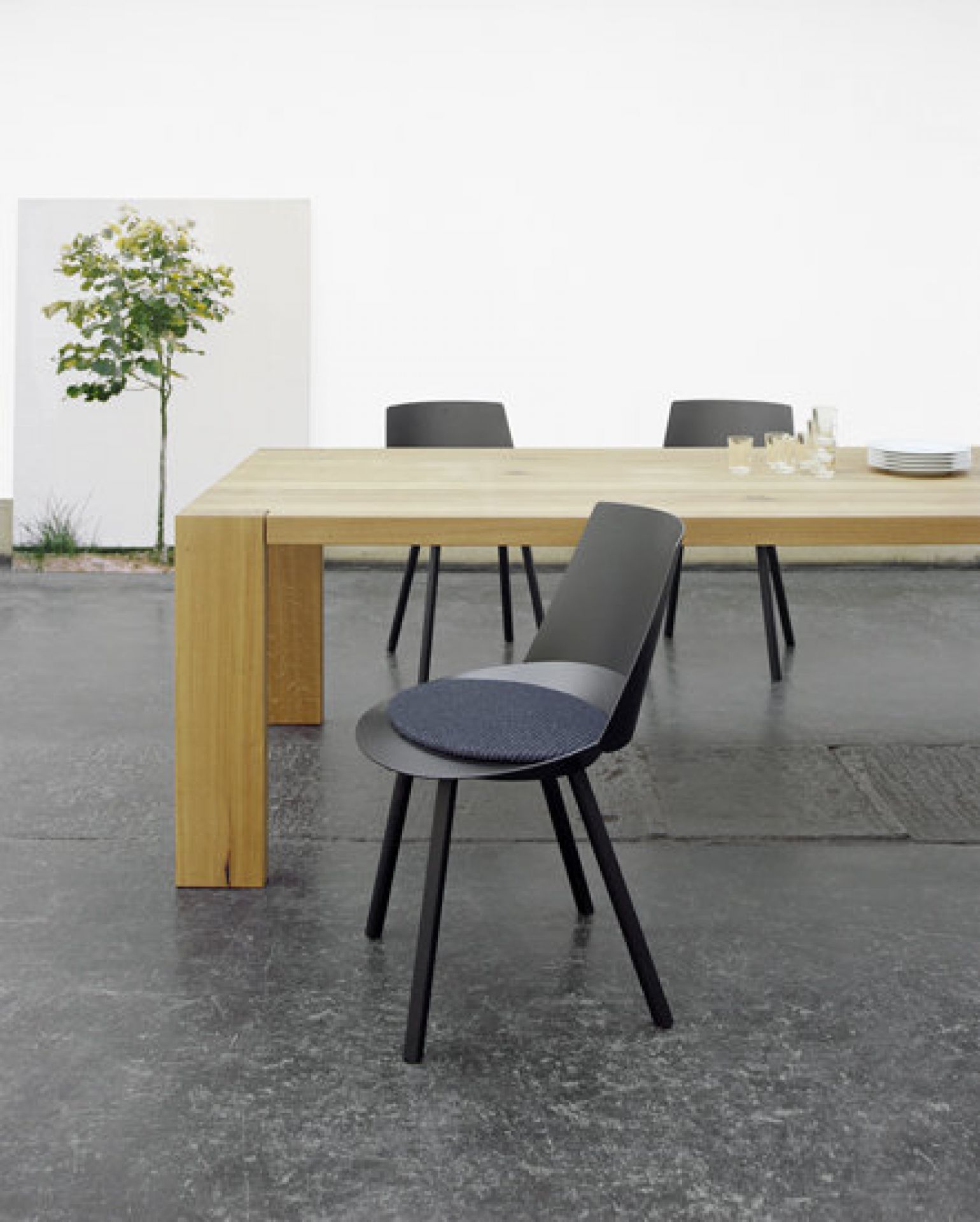 TA17 London dining table by Philipp Mainzer e15