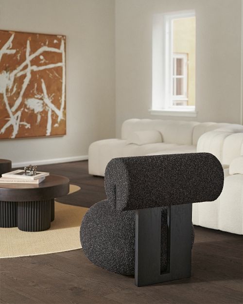 Nahaufnahme des Hippo Lounge Chair Sessels von NORR11 in Anthrazit, moderner Sessel im Wohnzimmer.