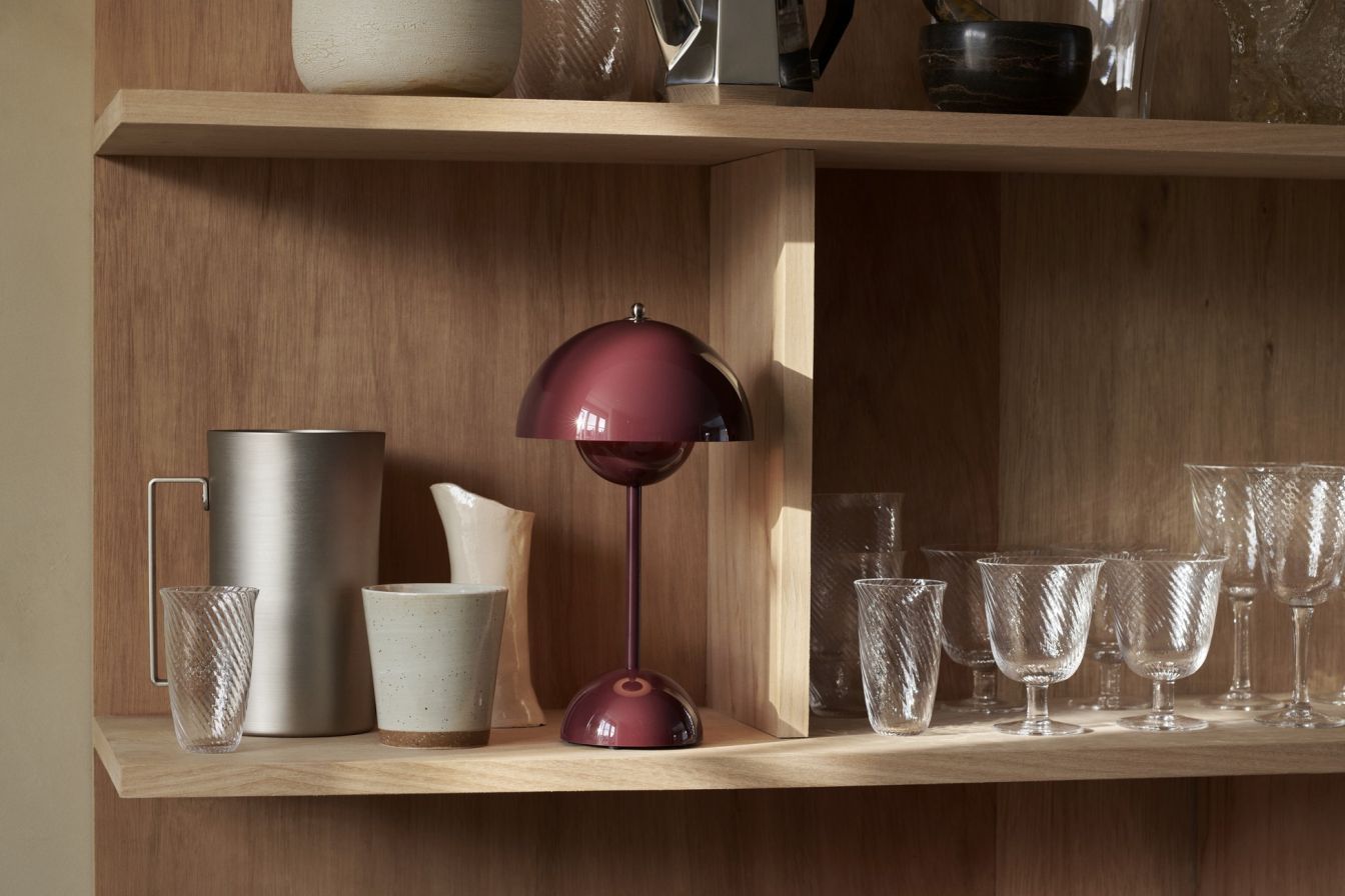 Flowerpot VP9 Portable Battery lamp / Table lamp with USB AndTradition Dark plum