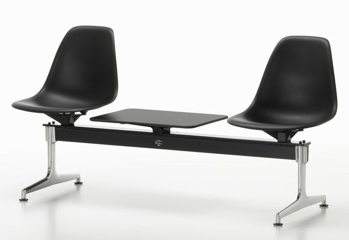 Eames Plastic Side Chair RE on traverse Vitra 