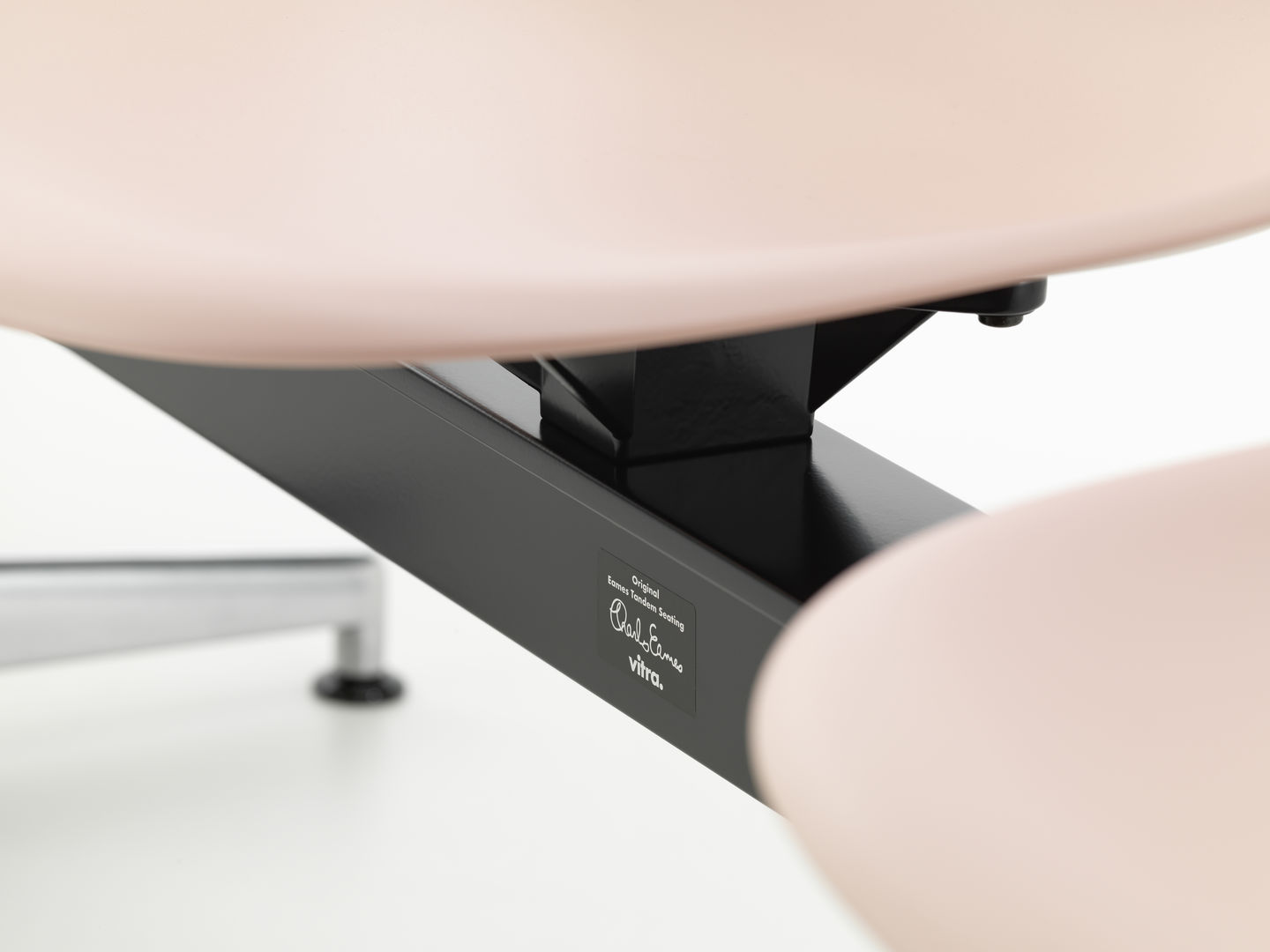 Eames Plastic Side Chair RE on traverse Vitra 
