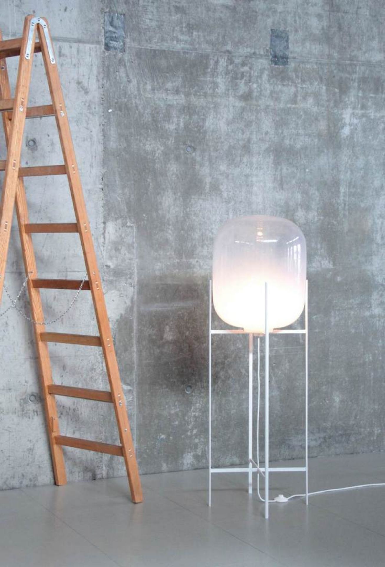 Oda Big floor lamp white frame - white glass  Pulpo