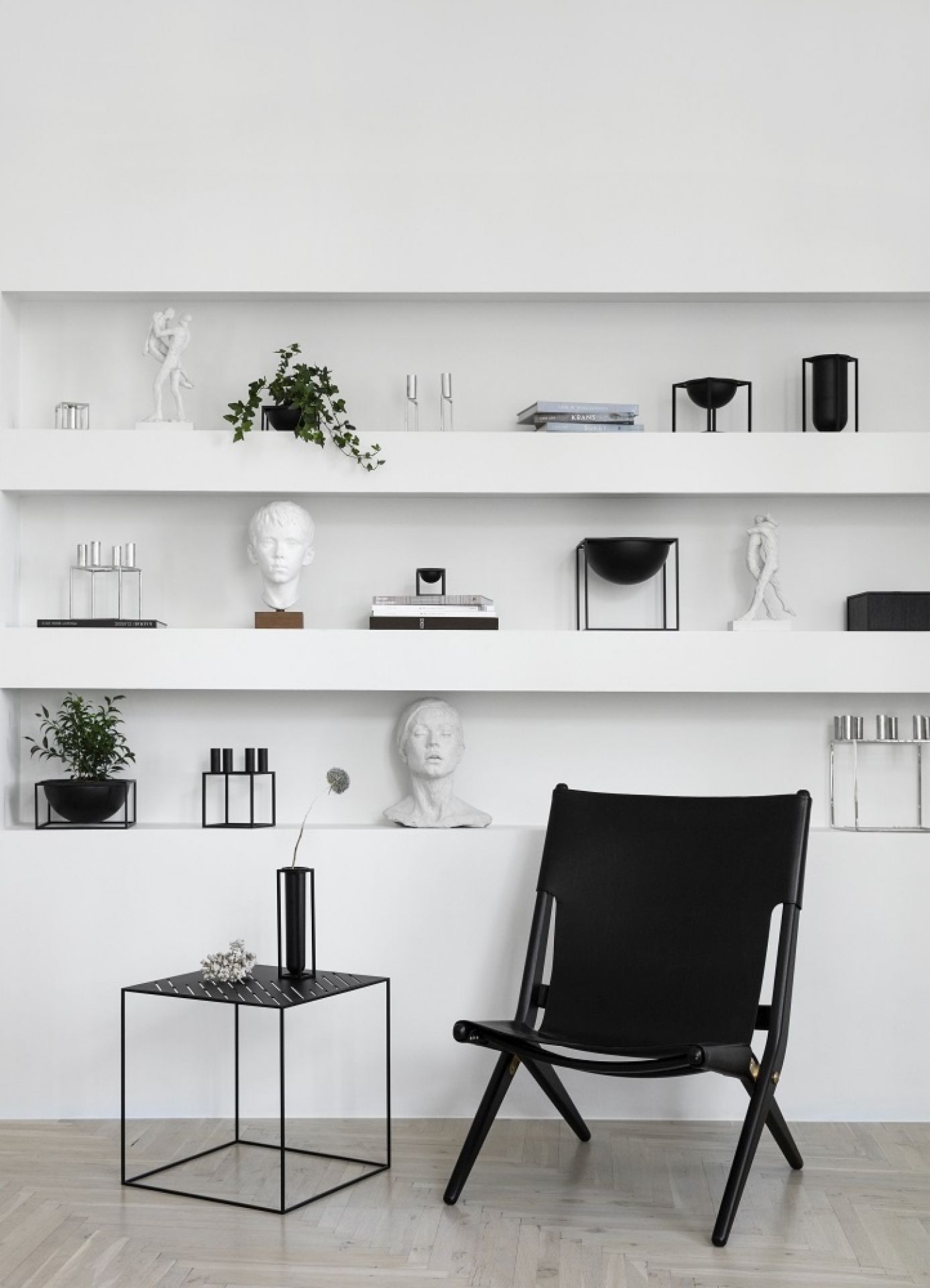 Saxe Chair black stained oak - black leather by Lassen