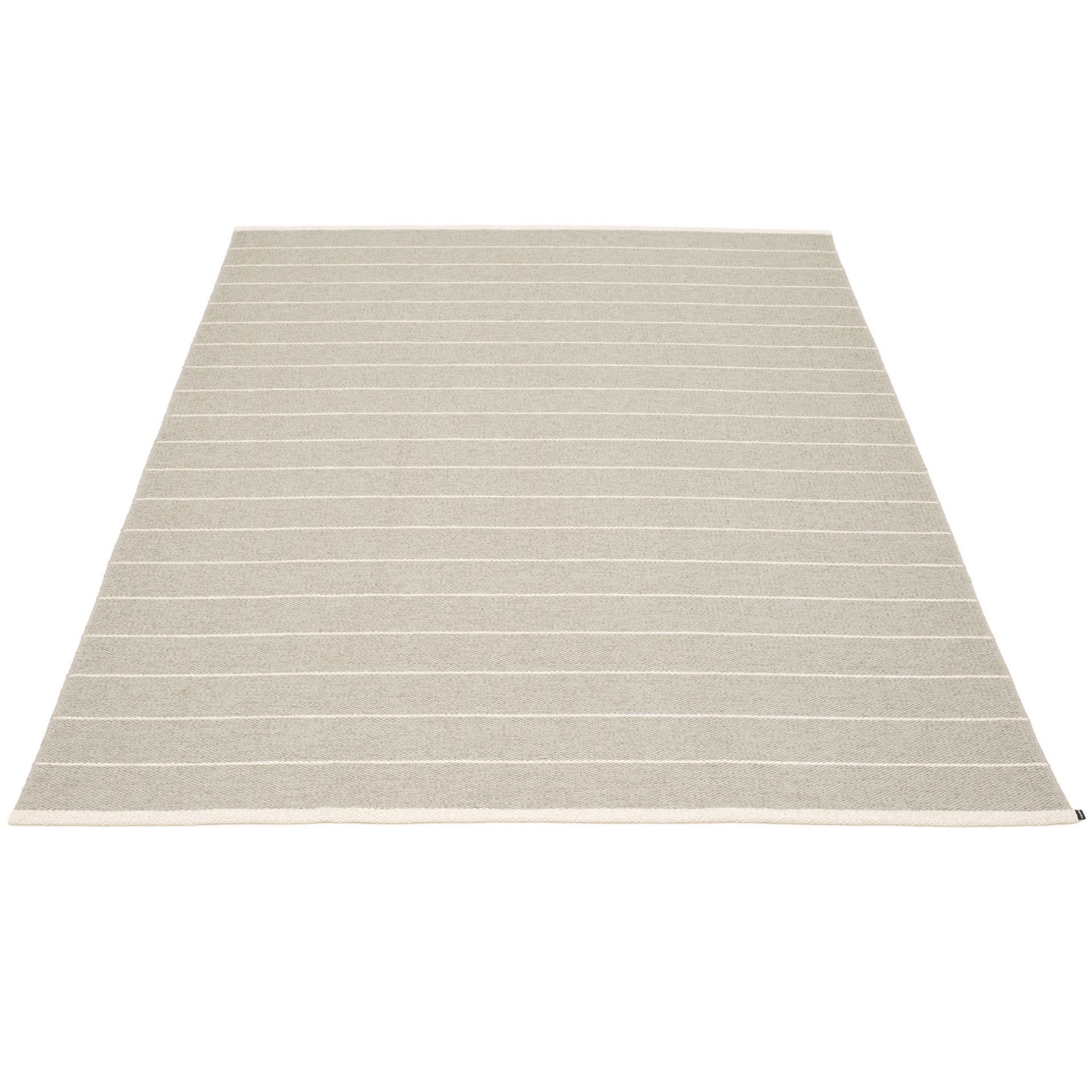 Carl Kunststoffteppich von Pappelina, 180x260 cm, Leinen/Beige, mit feinen, horizontalen Streifen. Moderner Teppich für Innen und Außen.