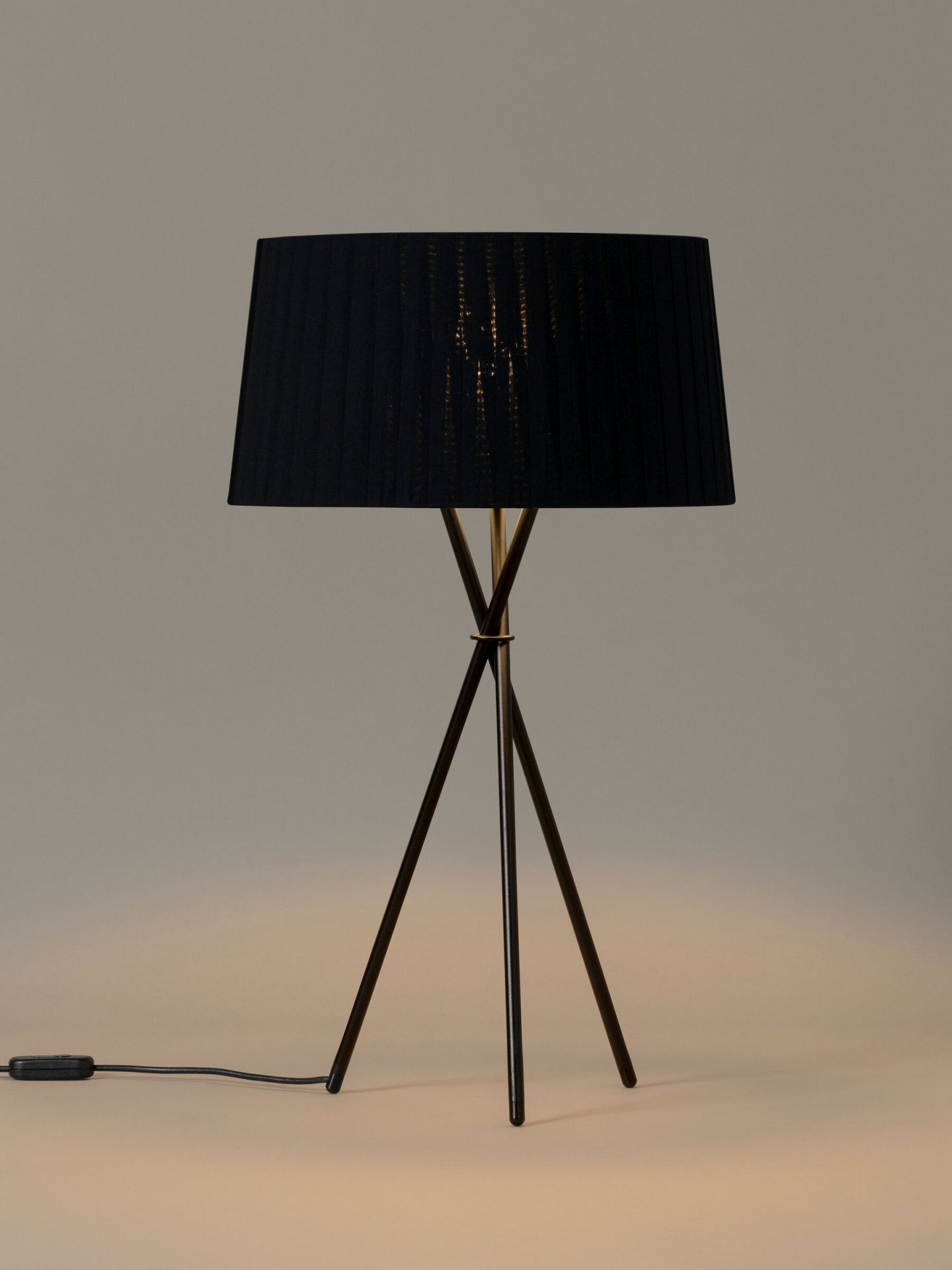 Tripode G6 Table Lamp Black Santa & Cole Tripode G6 Table Lamp Black Santa & Cole