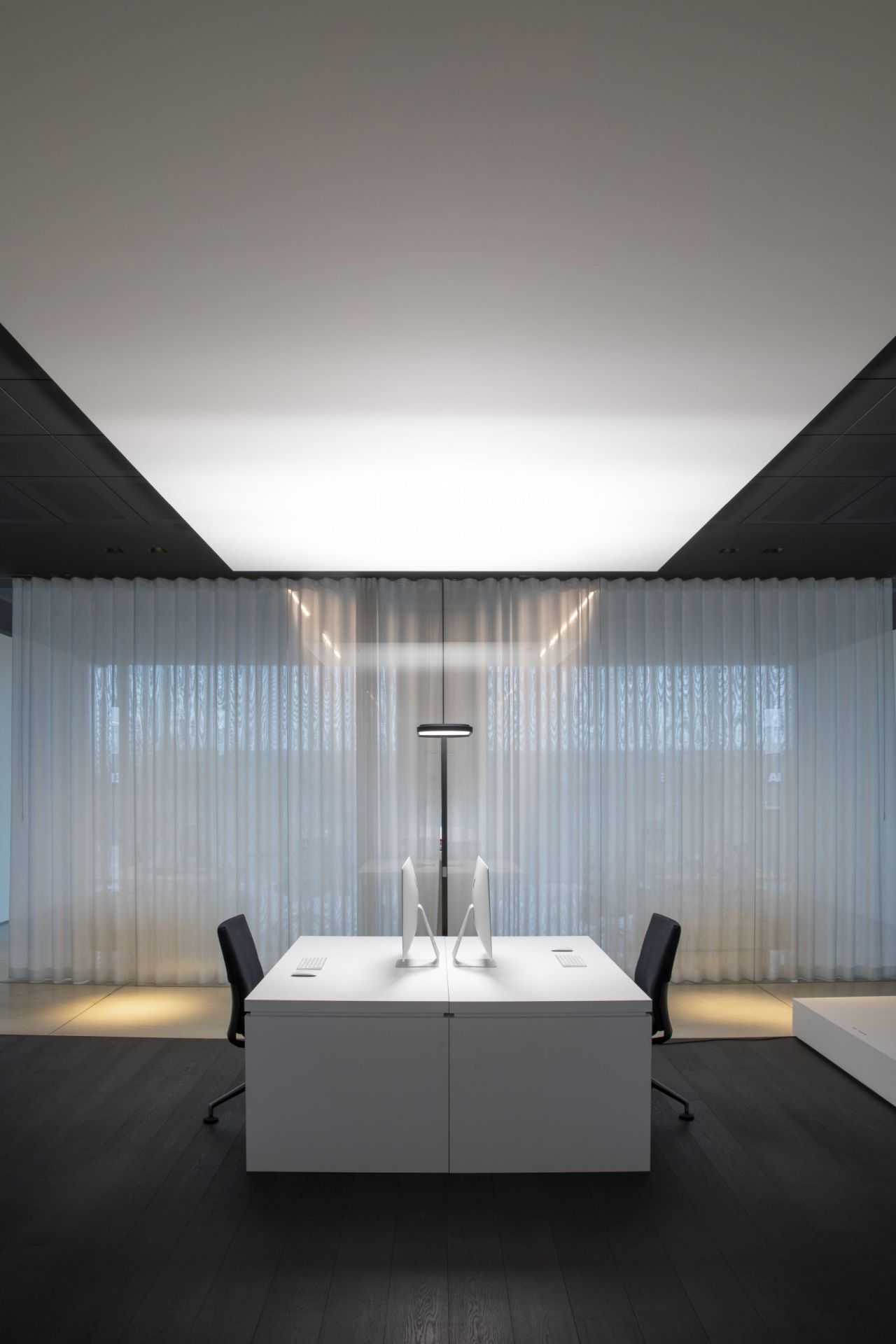 Kido Floor lamp T-base black 3000K Belux