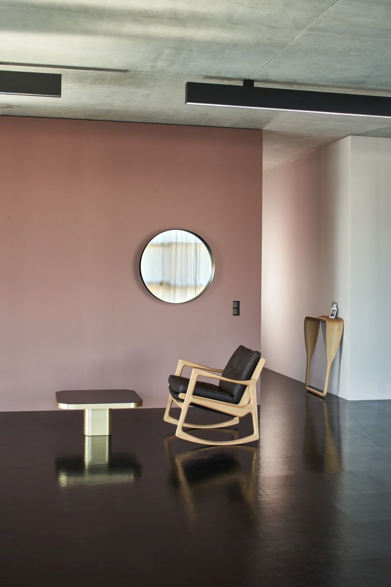 Bow Coffee Table Couchtisch No. 5 ClassiCon in modernem Wohnzimmer mit Sessel und Spiegel.