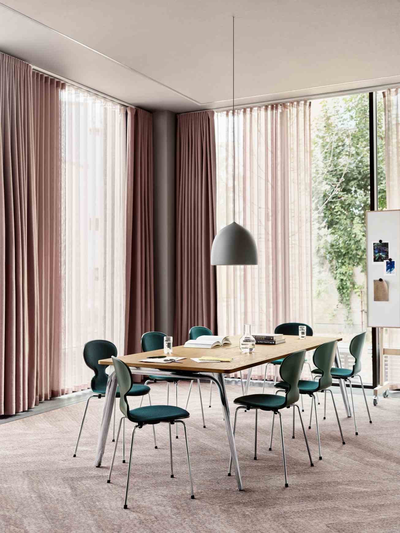 Pluralis table Fritz Hansen