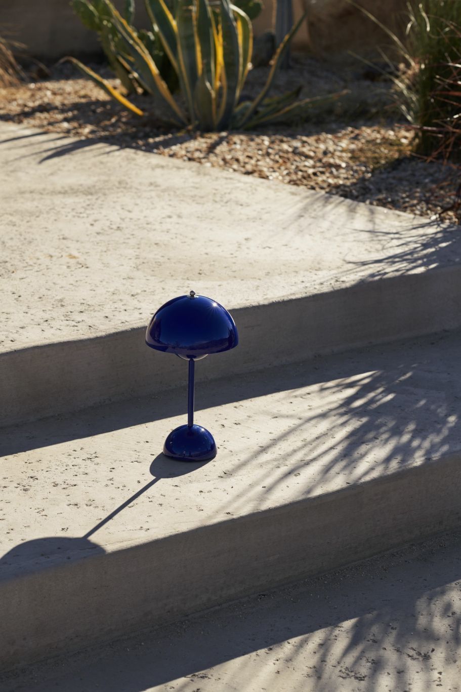 Flowerpot VP9 Portable Battery lamp / Table lamp with USB AndTradition Cobalt blue