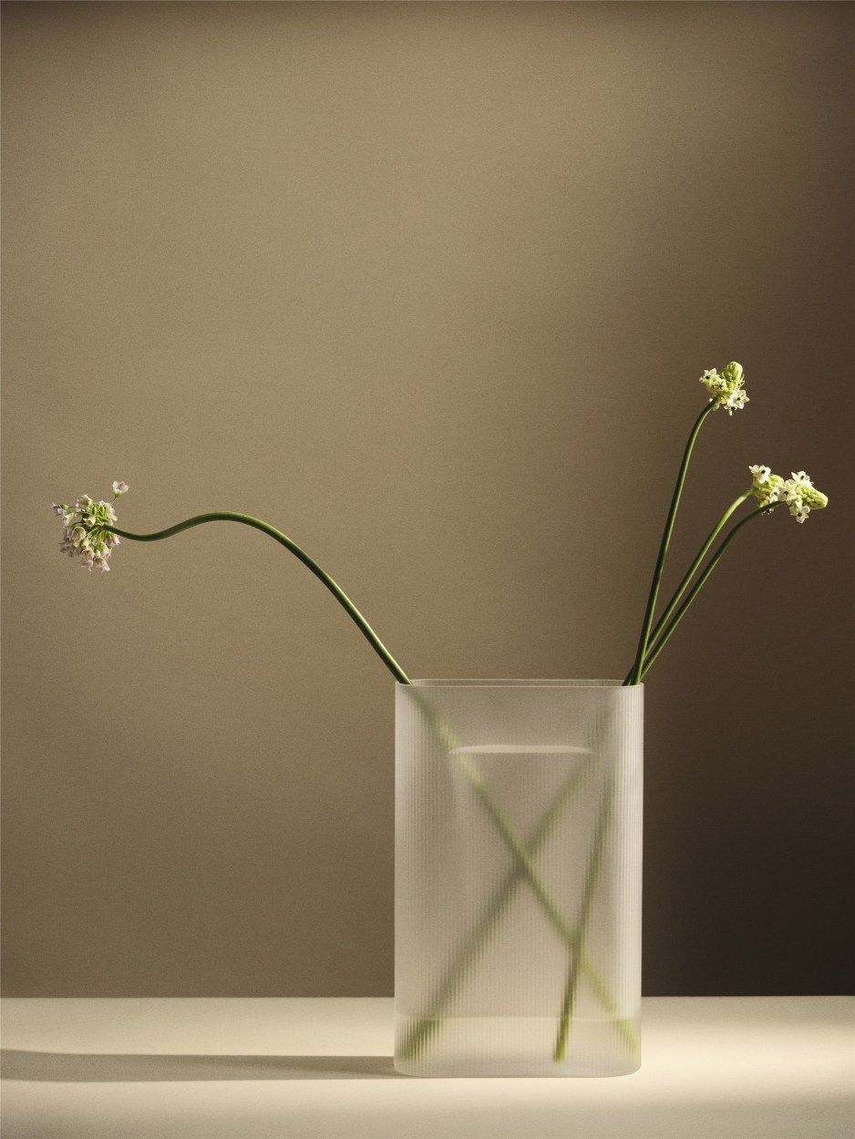 Ridge Vase Muuto Frosted glass Light blue H 35 cm Ridge Vase Muuto Frosted glass Light blue H 35 cm