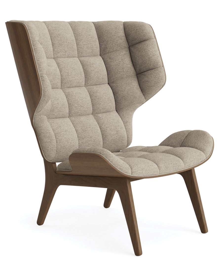 NORR11 Mammoth Chair Sessel mit hellgrauem Stoffbezug und dunklem Holzgestell, seitliche Ansicht.